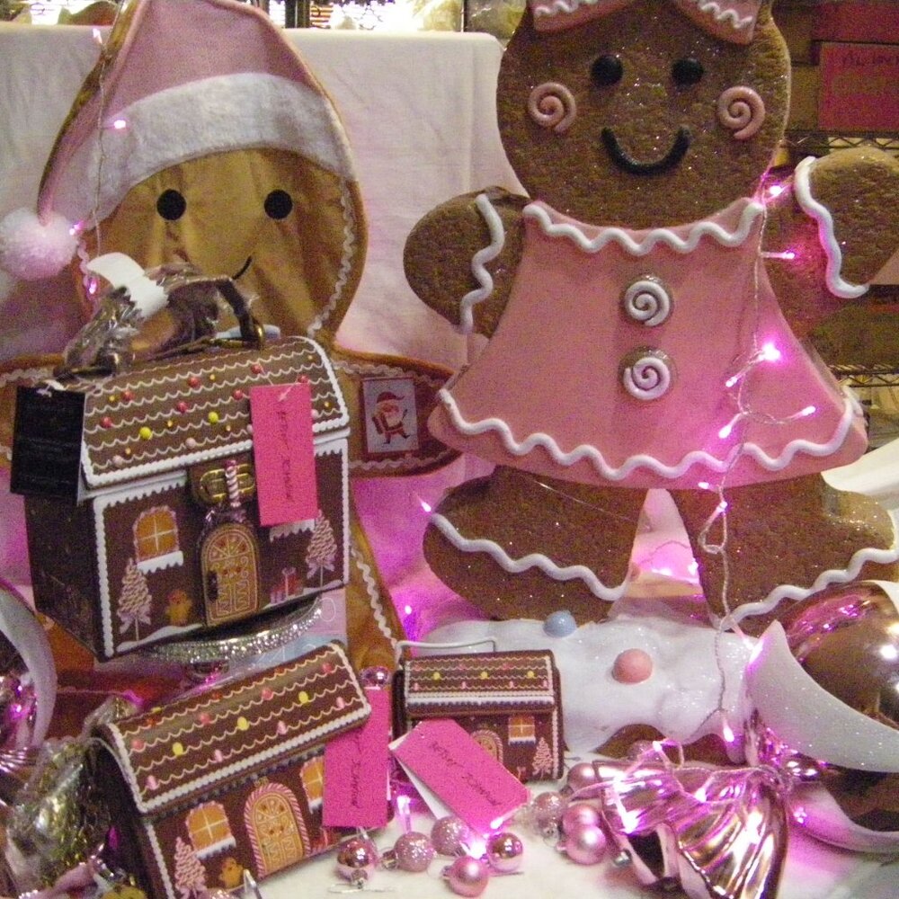 Betsey Johnson Kitsch Baking Spirits Bright Light Up Gingerbread House Crossbody - Picture 2 of 14